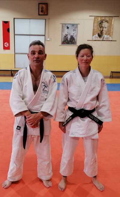 Tu-Mi Nguyen, ceinture noire de judo-jujitsu, accompagnée d'Arnaud Trolet professeur de Judo