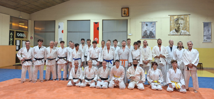 Judoka du club de Cran Gevrier au salut lors du cours de rentrée le lundi 16 septembre 2024